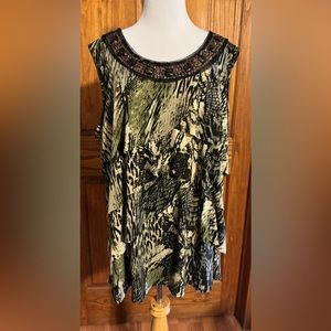 Dressbarn women’s 22/24 sleeveless animal print top with layers. Pre-owned. EUC